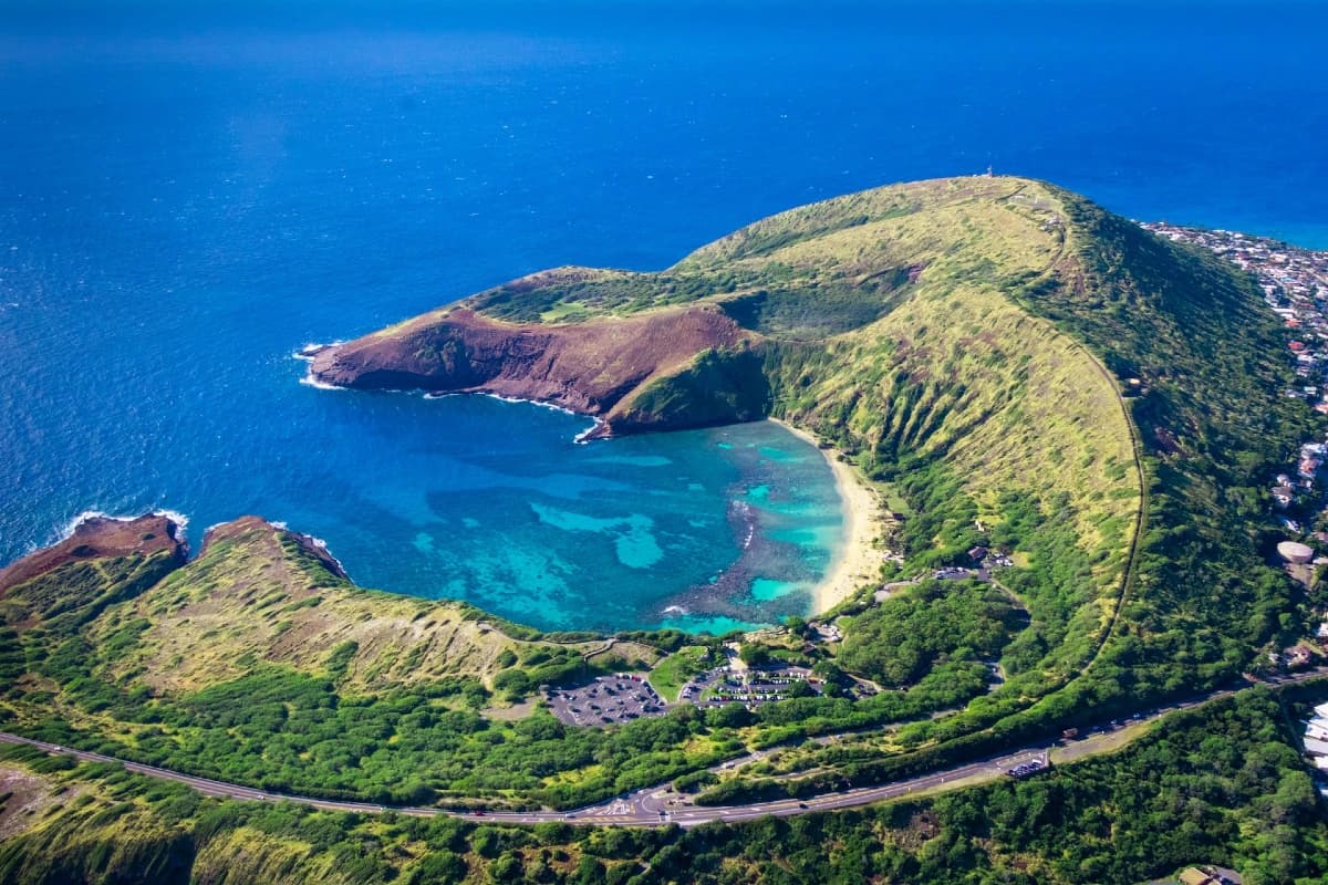 hanauma bay és parkolója felülnézetből oahu szigetén