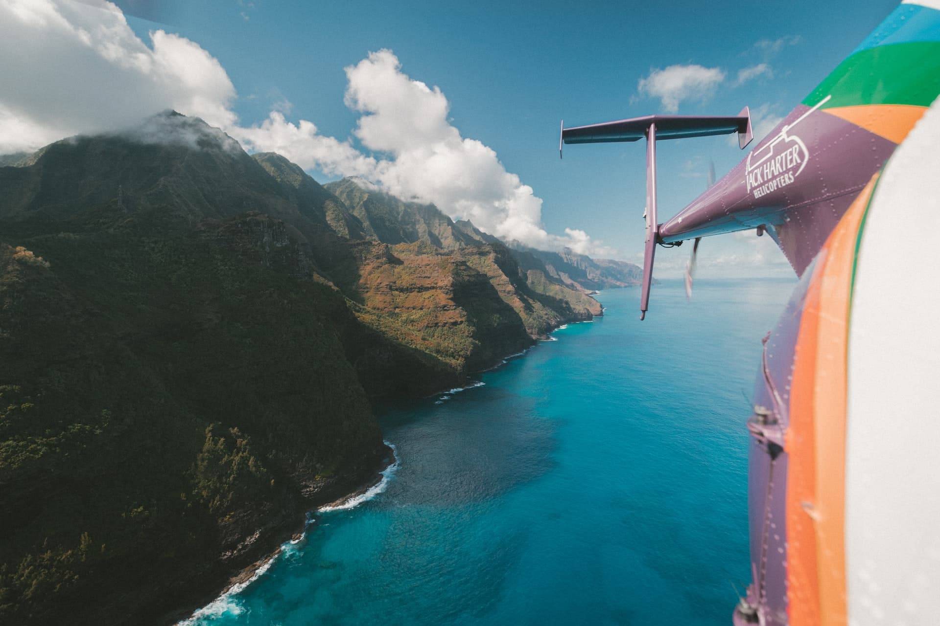 Helikopter a Na Pali part felett Kauai szigetén