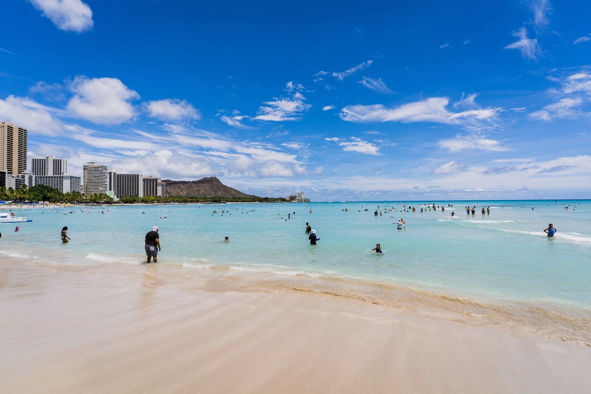 waikiki beach népszerű strandja a leglátogatottabb a hawaii-szigeteken