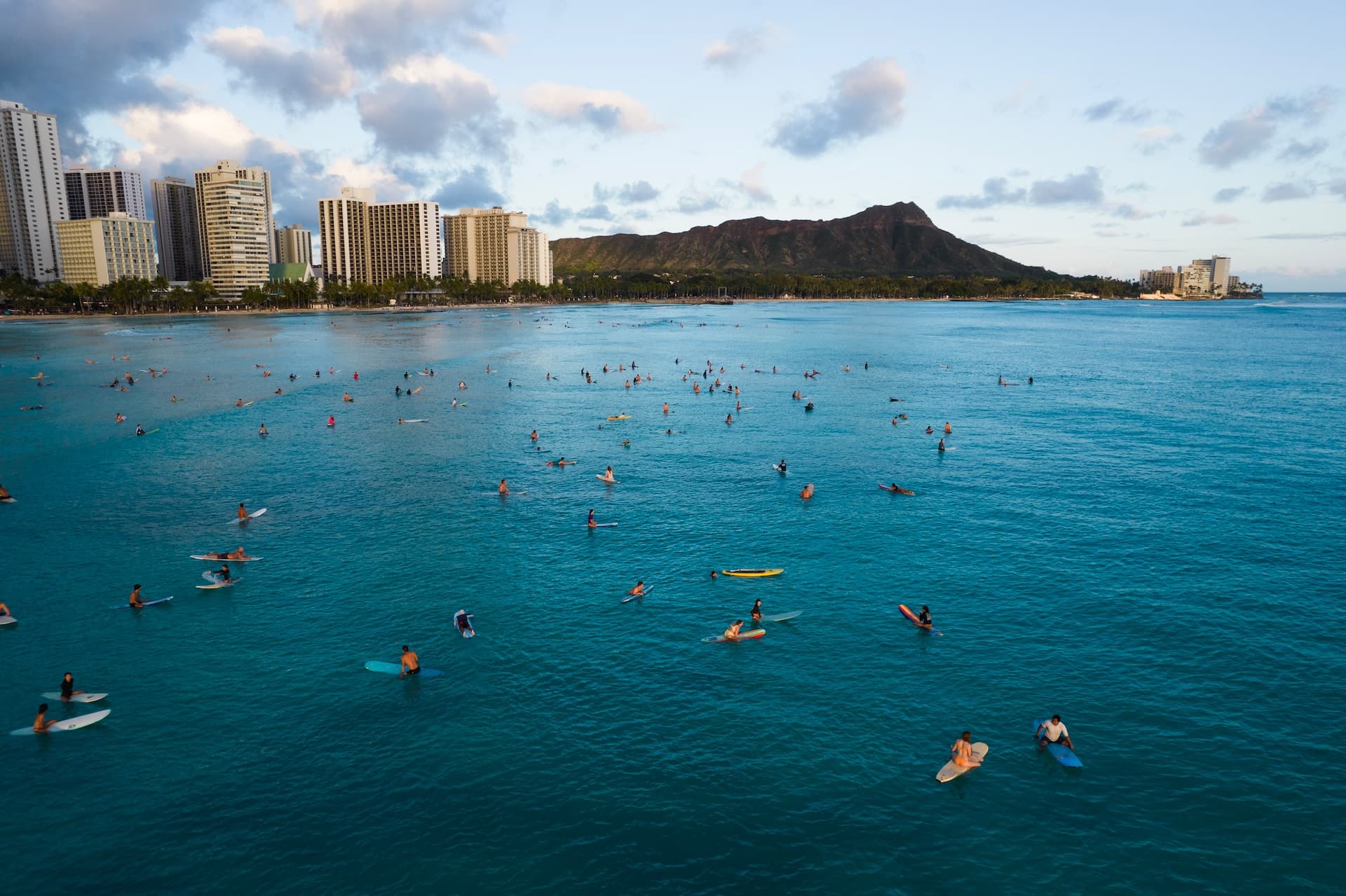 Waikiki Beach hullámai, a háttérben a Diamond Head