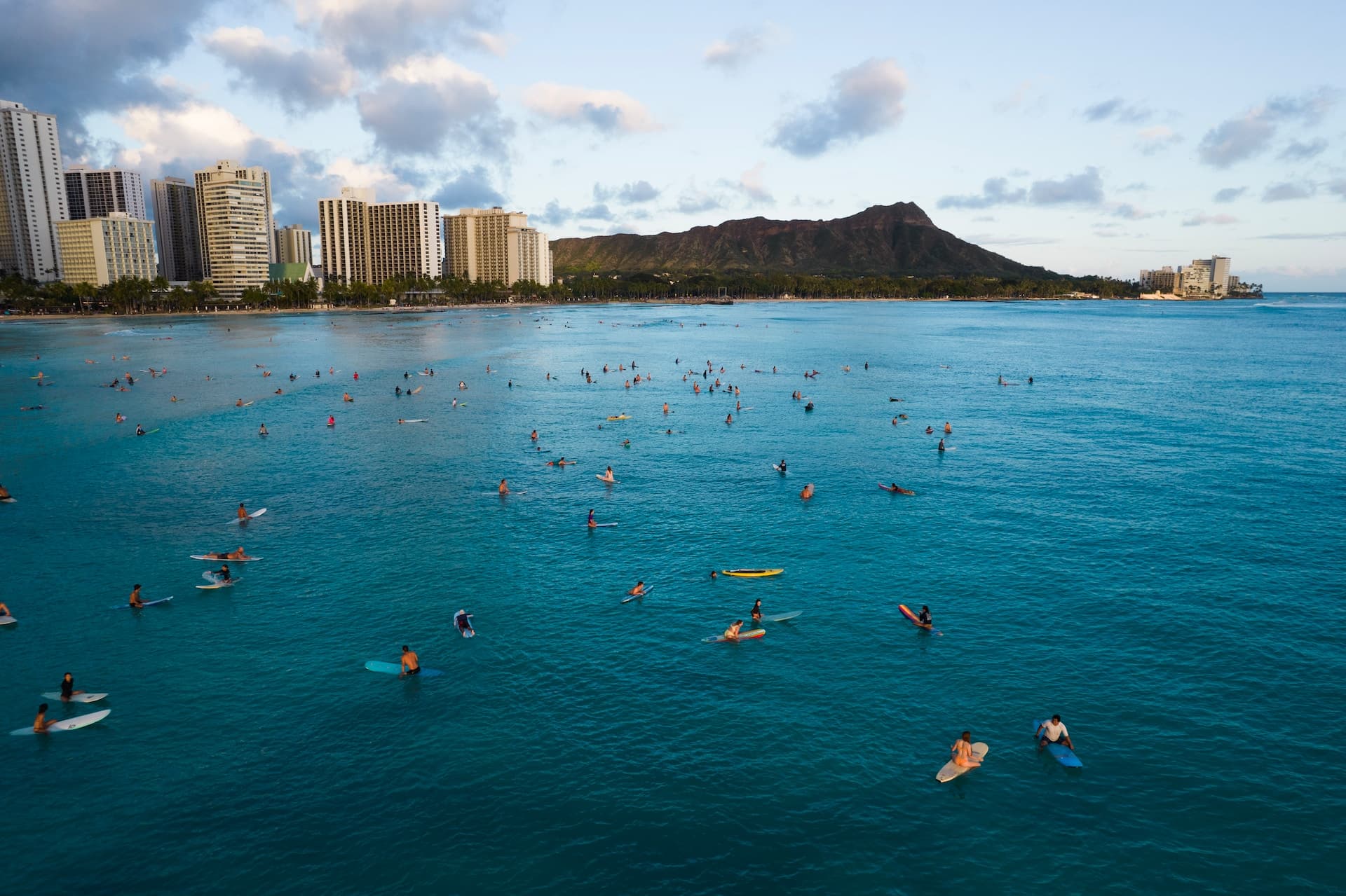 Waikiki Beach hullámaira várva, háttérben a Diamond Head