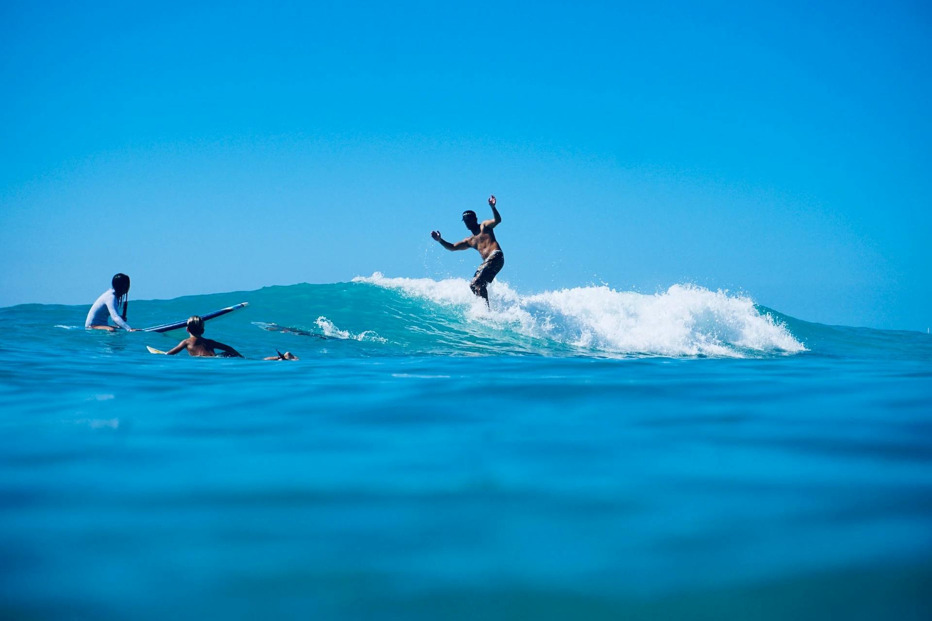 hawaii szörfözők érkező hullámon oahu szigetén