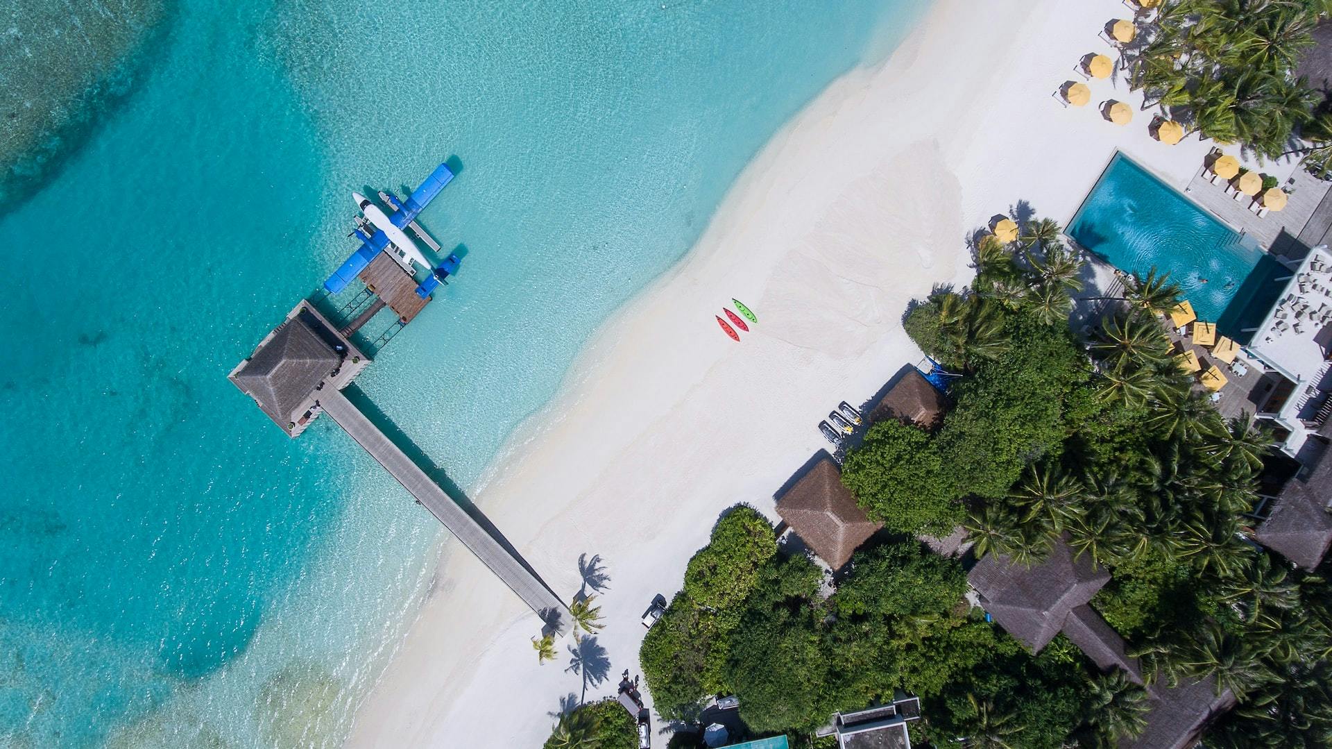 hawaii repülőjegy repülő hidroplán parkol egy fehér homokos strand mellett