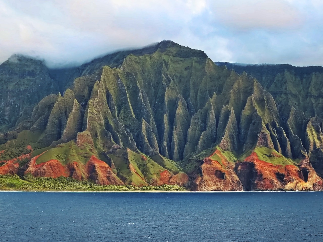 a híres na pali coast csipkézett ormai kauai szigetén